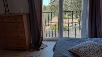 3 slaapkamers, een strijkplank/strijkijzer, gratis wifi, beddengoed