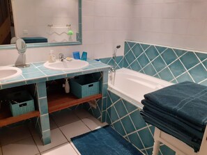 Secadora de cabello, toallas, jabón, papel de baño 