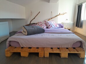 2 bedrooms, iron/ironing board, travel cot, free WiFi
