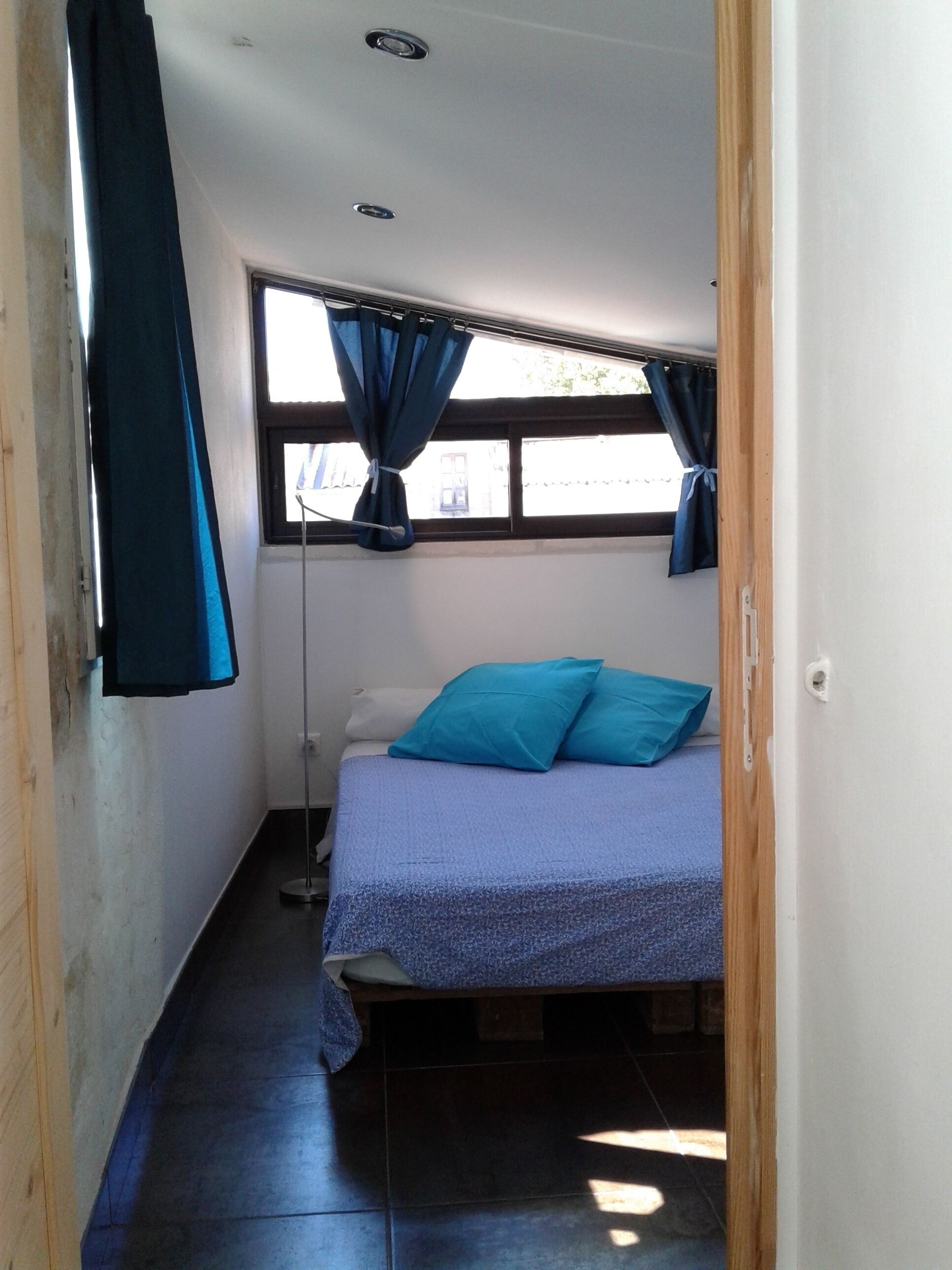 lit 140/190 vue sur les toits - chambre 2 climatisée 