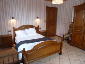 3 chambres, fer et planche à repasser, Wi-Fi, draps fournis