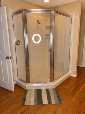 Combined shower/bathtub, jetted bath, hair dryer, towels - Rumbling Bald Resort/Lake Lure/ Small Fee for Golf Cart.  Low cleaning fees. (Lake Lure)
