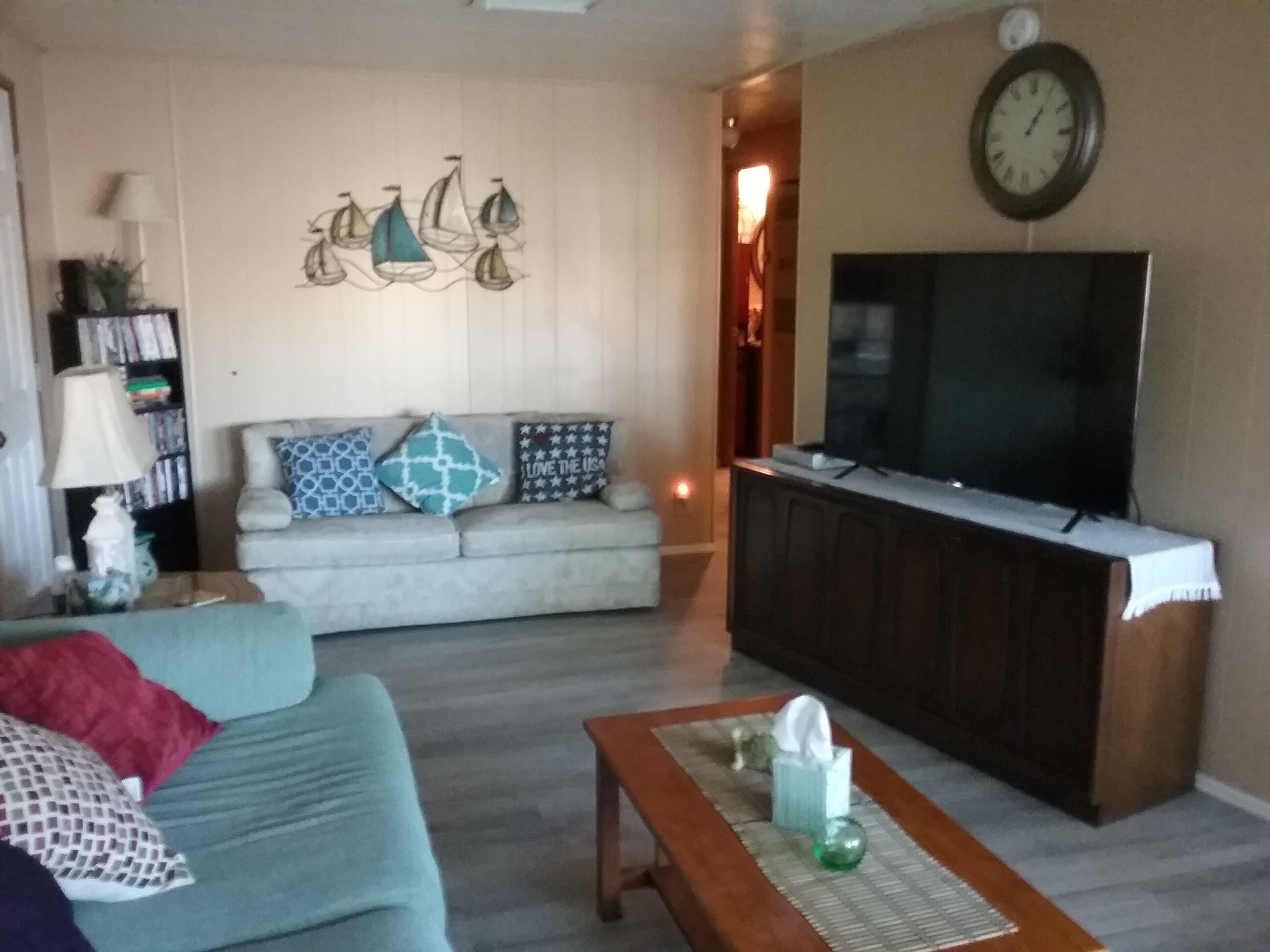 Smart-tv, dvd-afspiller, videobibliotek, stereoanlæg