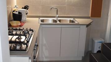 Frigorifero, microonde, forno, piano cottura