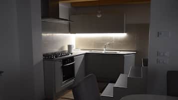 Frigorifero, microonde, forno, piano cottura