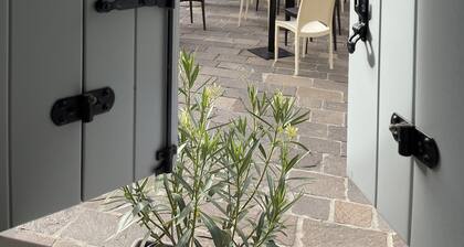 delightful holiday home in the historic center a few meters from the sea