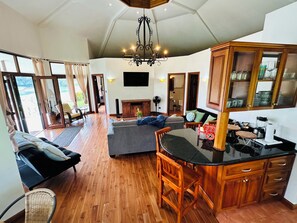 Smart-TV, Kamin, DVD-Player, Bücher