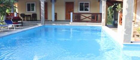 Vista frontal de la propiedad