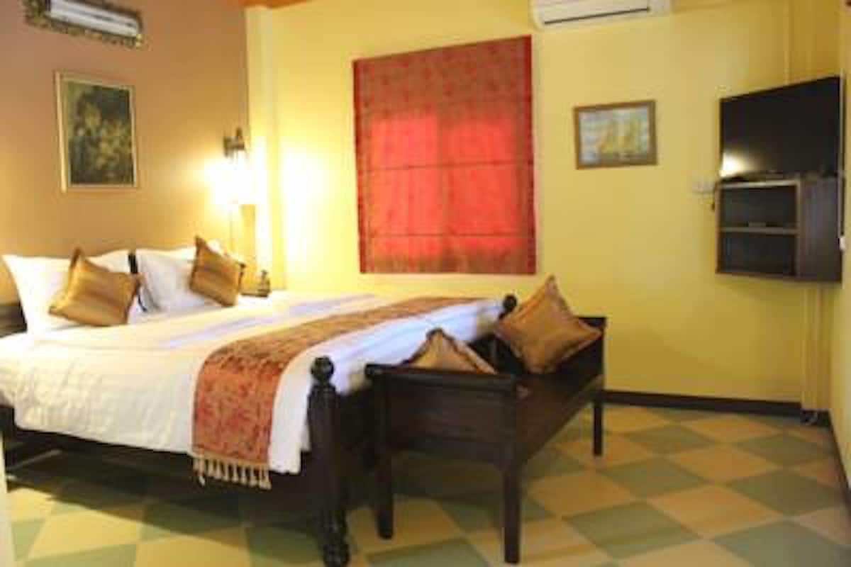Studio Superior | Bàn, giường gấp/giường phụ (phụ phí)