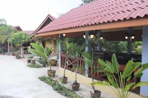 Breakfast, lunch, dinner served; Thai cuisine