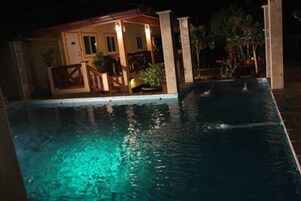 Fachada de la propiedad por la tarde o noche