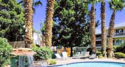 Extra large one bedroom with access to the Las palmas Resort pools.