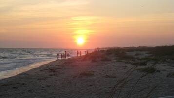 Ranta lähistöllä, aurinkotuoleja, rantapyyhkeitä