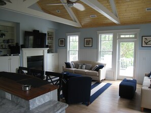 Televisio, videopelejä, DVD-soitin, kirjoja