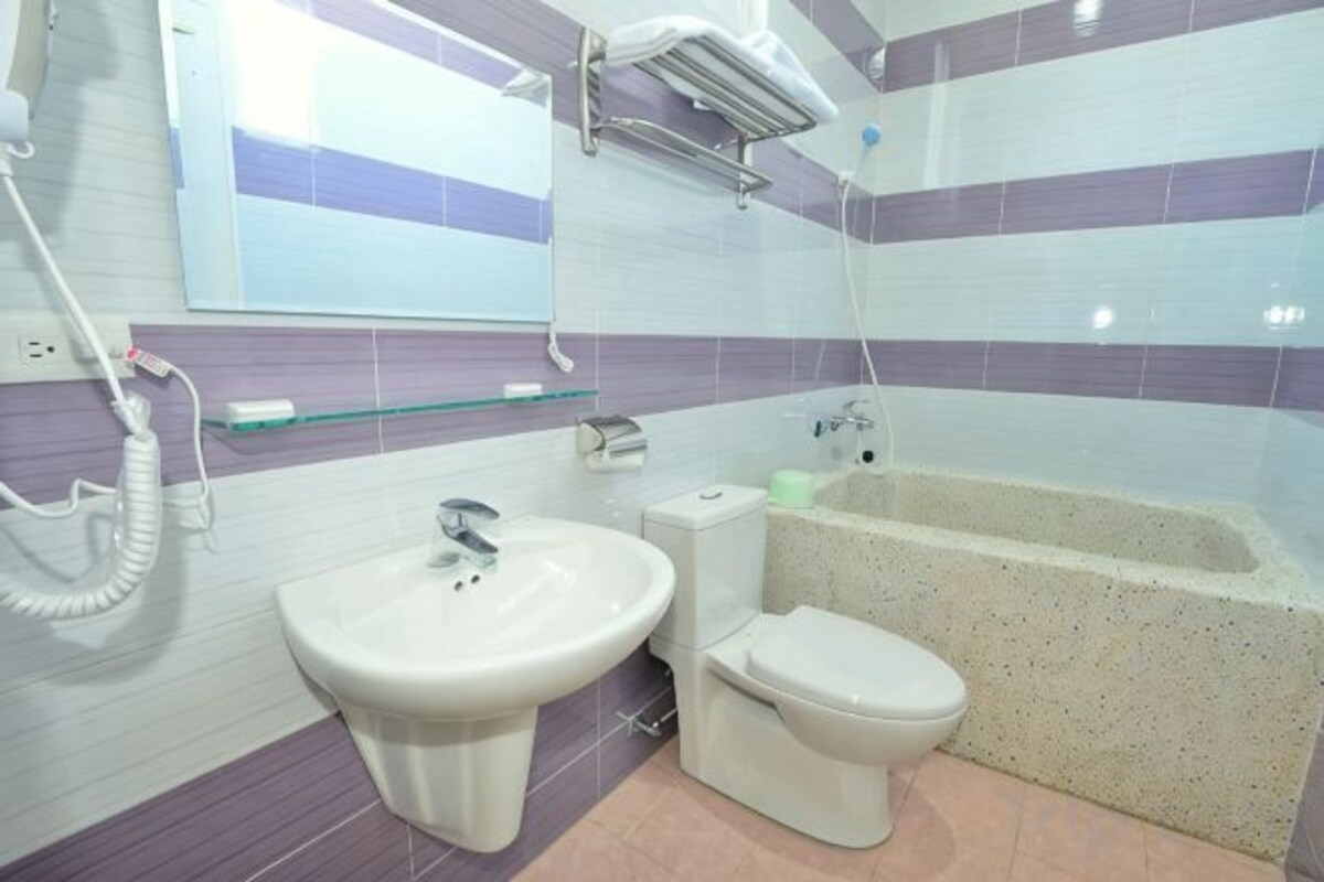 Badezimmer | Dusche, kostenlose Toilettenartikel, Haartrockner, Hausschuhe