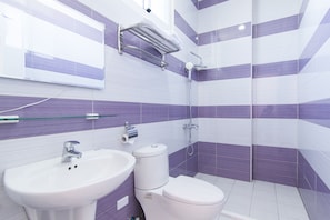 Habitación doble estándar | Baño | Regadera, amenidades de baño gratuitas, secadora de cabello, pantuflas 