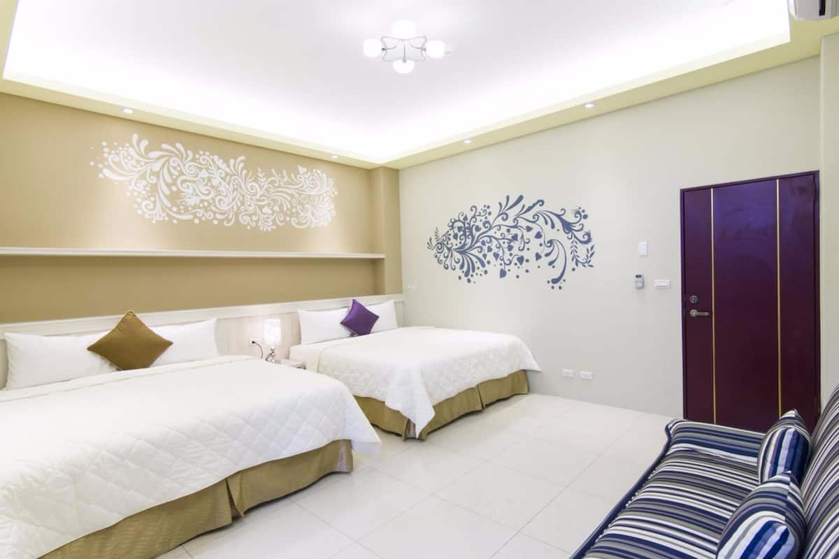 Family Quadruple Room | Desk, blackout drapes, WiFi (free)