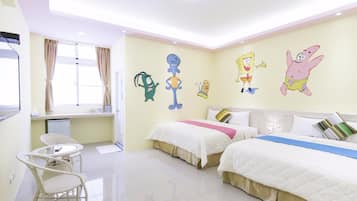 Family Quadruple Room | Meja, langsir/tirai gelap terus, Wi-fi percuma