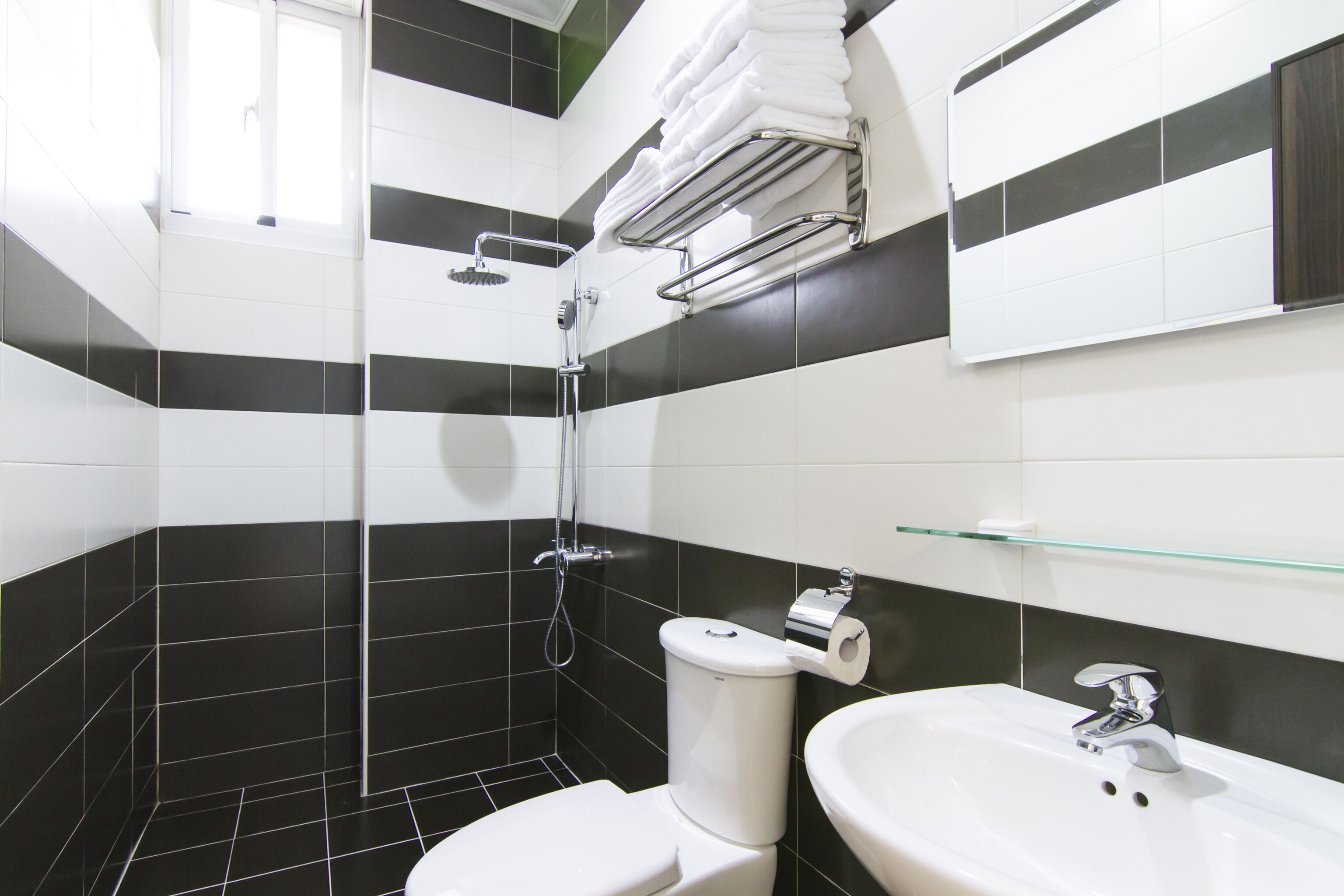 Habitación familiar | Baño | Regadera, amenidades de baño gratuitas, secadora de cabello, pantuflas 