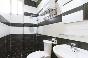 Camera familiare | Bagno | Doccia, set di cortesia gratuito, asciugacapelli, pantofole