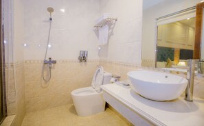 Superior-Doppelzimmer, Stadtblick | Badezimmer | Dusche, kostenlose Toilettenartikel, Haartrockner, Hausschuhe