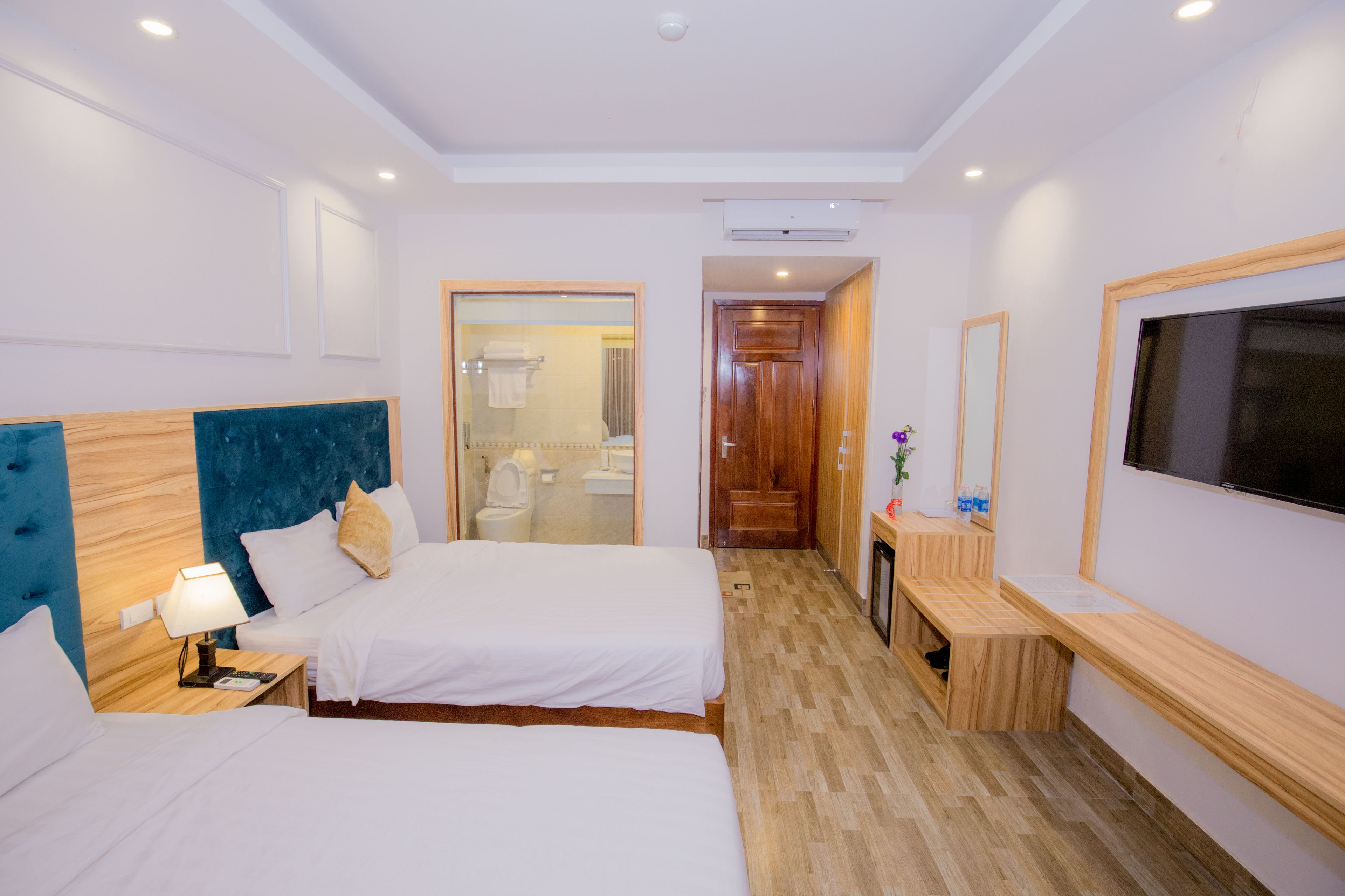 Een minibar, een bureau, verduisterende gordijnen, gratis wifi