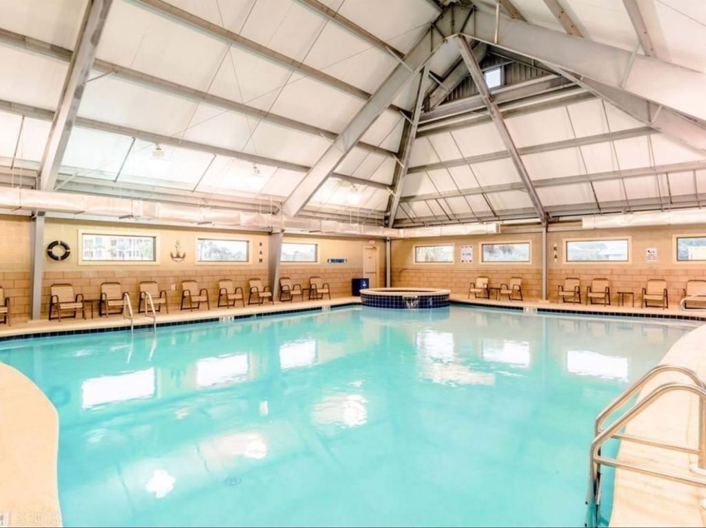 Innendørsbasseng og utendørsbasseng