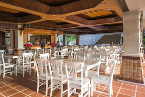 Breakfast, lunch, dinner served; Thai cuisine