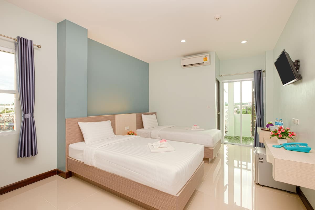 Deluxe Twin Room, Non Smoking | Desk, rollaway beds, free WiFi