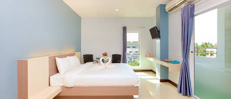 Suite, Non Smoking | Desk, rollaway beds, free WiFi