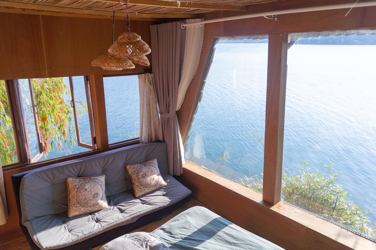 Classic Bungalow, Lakeside | 2 bedrooms, free WiFi