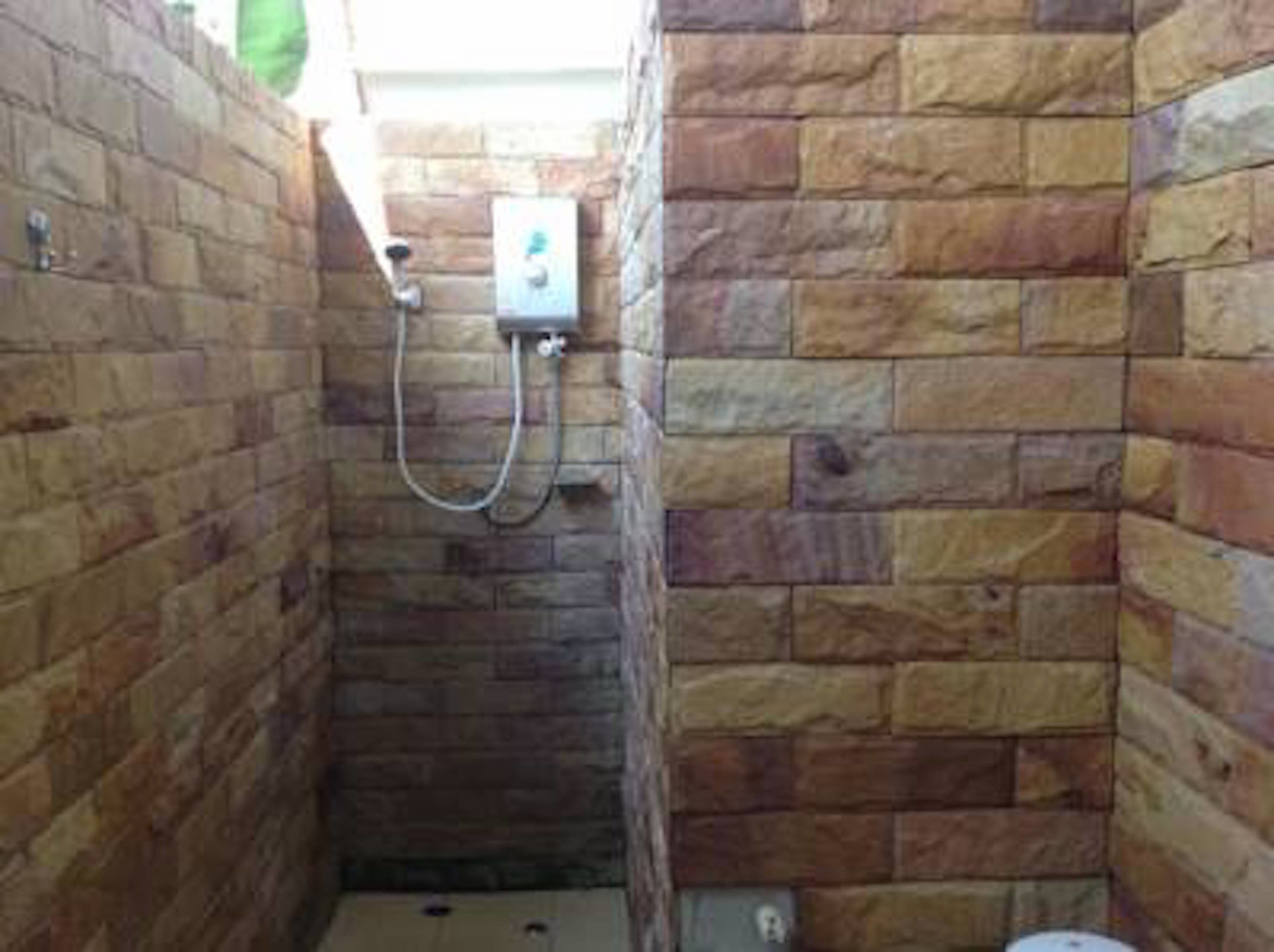 Een douche, gratis toiletartikelen, handdoeken
