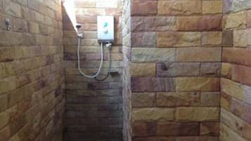 Een douche, gratis toiletartikelen, handdoeken