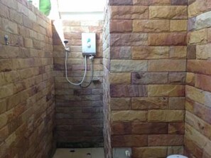 Shower, free toiletries, towels - River Park Resort (Yan Ta Khao)