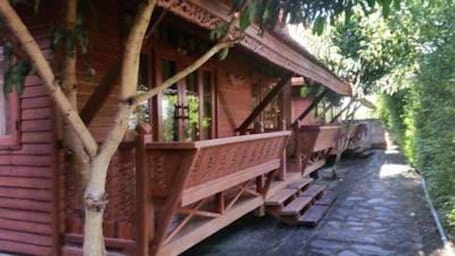 House | Living area | 32-inch LCD TV with cable channels, TV. River Park Resort