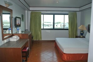 Habitación doble estándar | Minibar, caja de seguridad en la habitación y wifi gratis