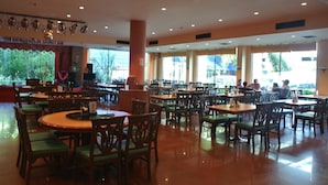 朝食、ランチ、ディナーに営業