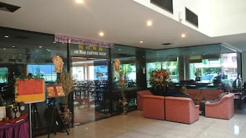 Breakfast, lunch, dinner served; Thai cuisine