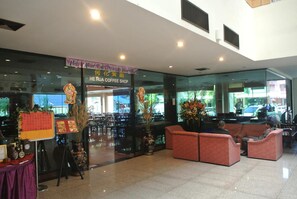 Se sirven desayunos, comidas, cenas y cocina tailandesa