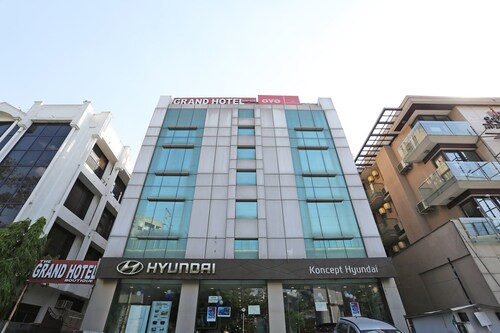 OYO 6845 The Grand Hotel