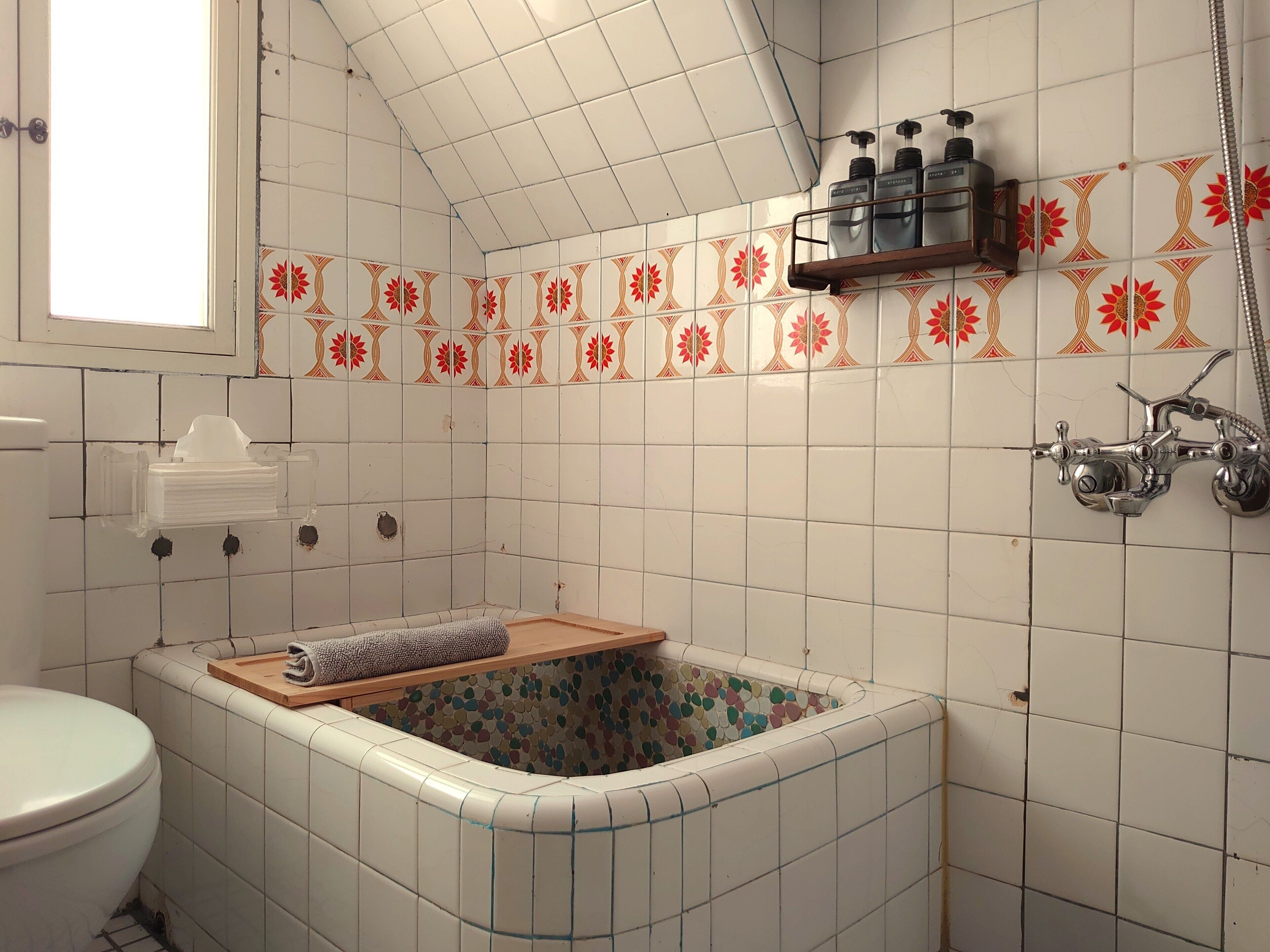 Un baño con bañera, inodoro y ducha.