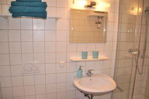 Dusch, hårtork och handdukar