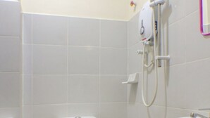 A bathroom with a toilet, a sink, and a shower. - OYO 89985 Js Hotel (Johor Bahru)