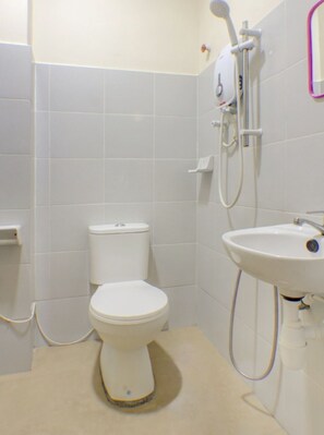 A bathroom with a toilet, a sink, and a shower. - OYO 89985 Js Hotel (Johor Bahru)