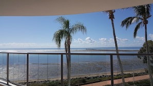 A balcony with a view of a beach and ocean. - Pier One (Urangan)