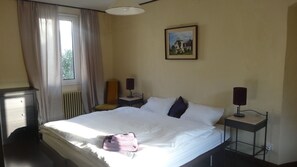 3 habitaciones, tabla de planchar con plancha, wifi y ropa de cama 