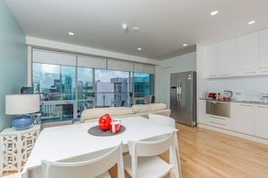 In-room dining - Penthouse With Balcony And Panorama View (Auckland)