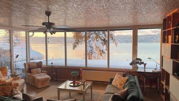 Télévision, lecteur de DVD, baby-foot, table de tennis de table