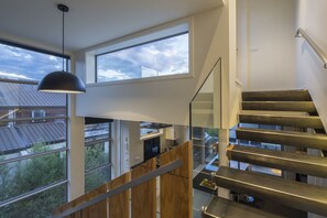 Apartment, 3 Schlafzimmer, 2 Bäder, Bergblick | Treppe