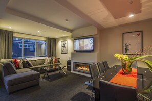 อพาร์ทเมนท์, 3 ห้องนอน, 2 ห้องน้ำ, วิวภูเขา | ห้องนั่งเล่น | ทีวีจอแบน, เตาผิง